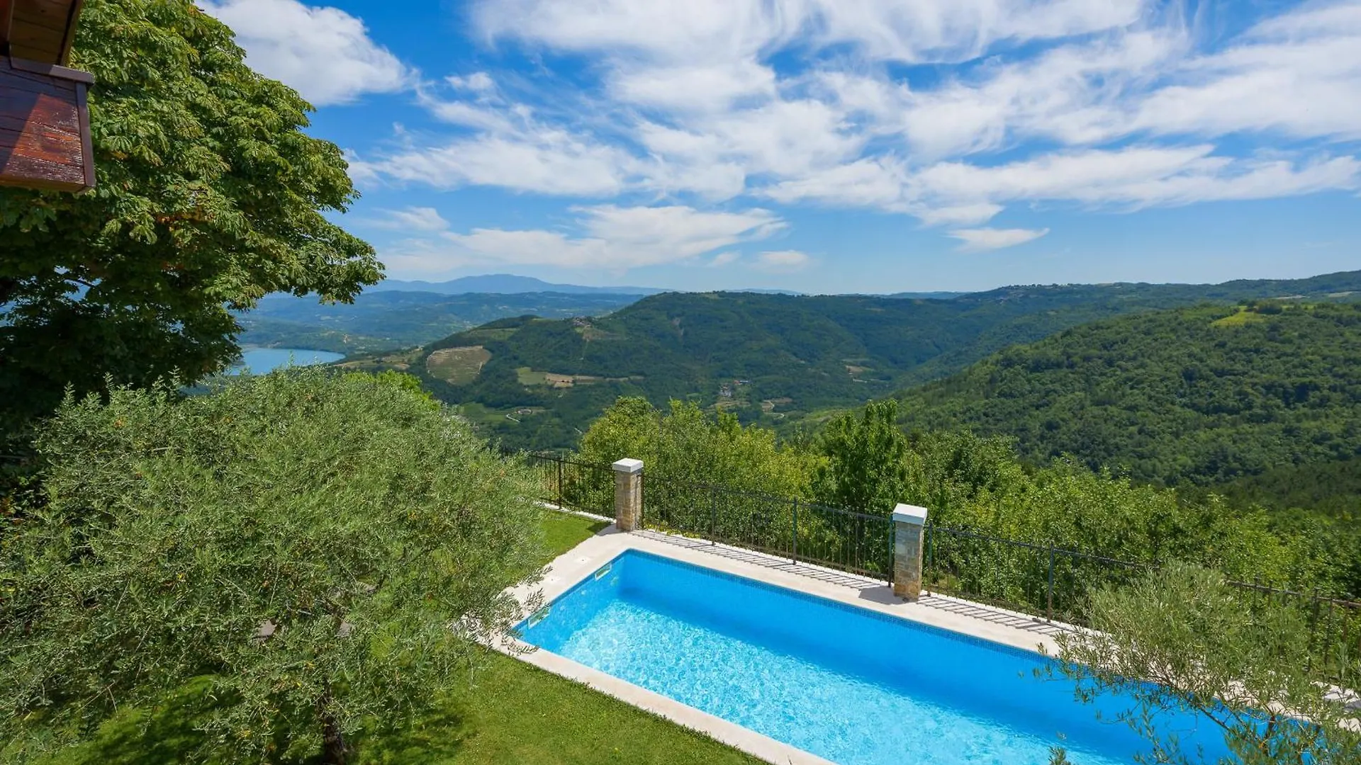 Villa Zamask For 7 People In Central Istria With Jacuzzi & Sauna