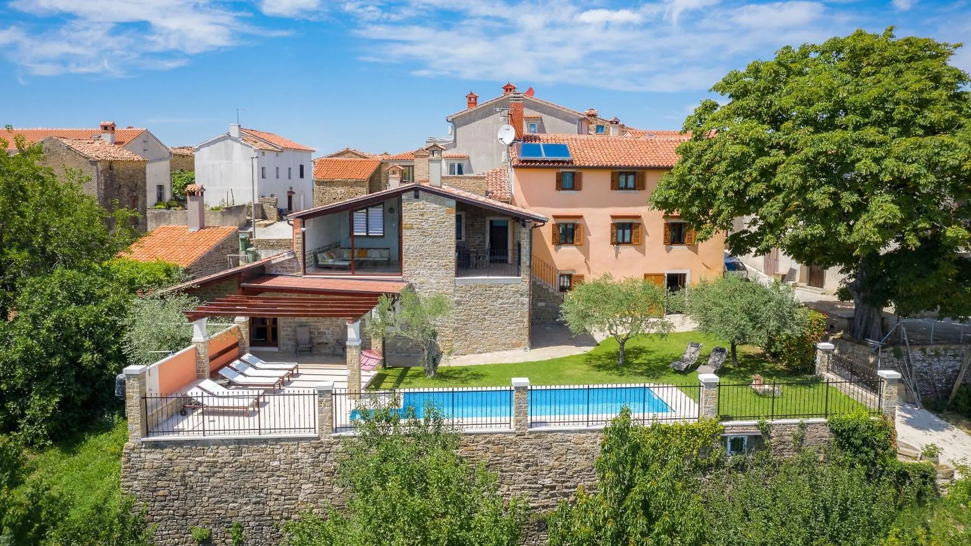 Villa Zamask For 7 People In Central Istria With Jacuzzi & Sauna